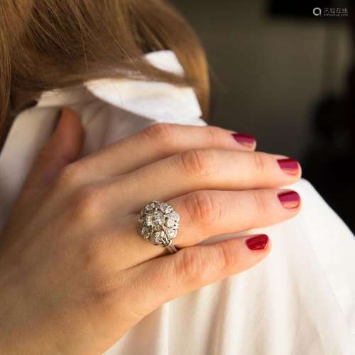 ANNEES 1950 BAGUE DOME DIAMANTS Elle porte un diam…