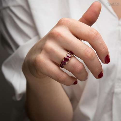 BAGUE RIVIERE RUBIS Elle est ornée de cinq rubis o…