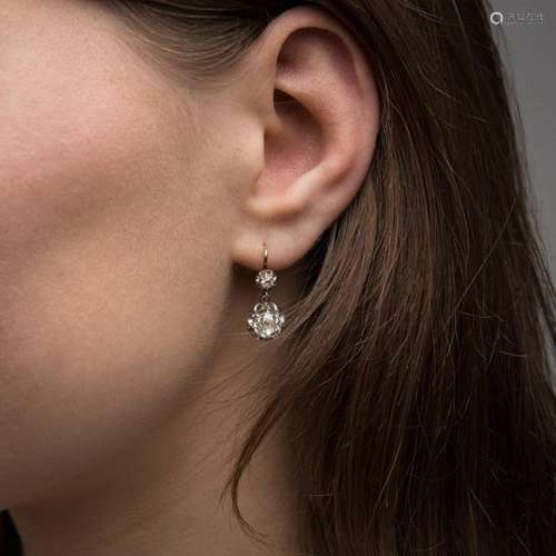 PAIRE DE BOUCLES D' OREILLES DORMEUSES DIAMANTS El…