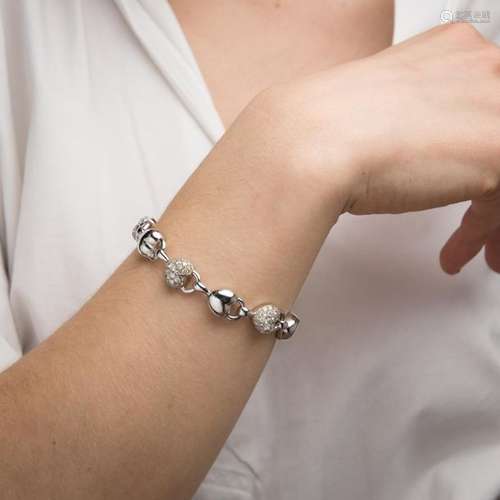 BRACELET COEURS DIAMANTS Il est orné d'une suite d…