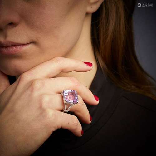 BAGUE KUNZITE Elle est ornée d'une kunzite coussin…