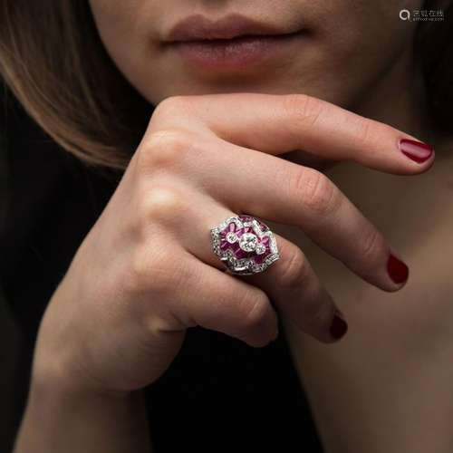 BAGUE RUBIS ET DIAMANTS Le plateau à contours cint…