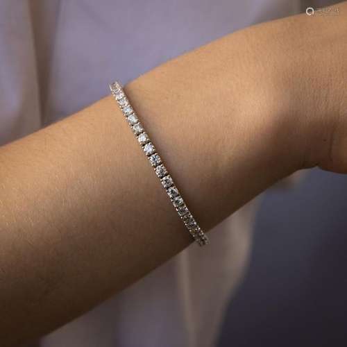 BRACELET LIGNE DIAMANTS Il est orné de quarante ne…