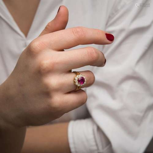 BAGUE ENTOURAGE RUBIS Elle est ornée d'un rubis ov…