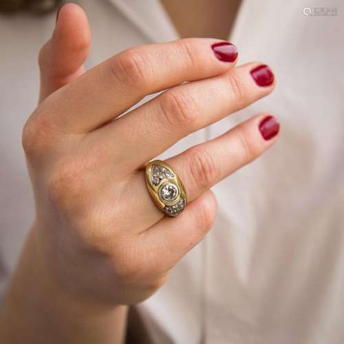 BAGUE JONC DIAMANT Elle est ornée au centre un dia…