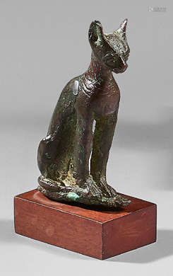 Statuette de chatte Bastet assise. Un collier rete…