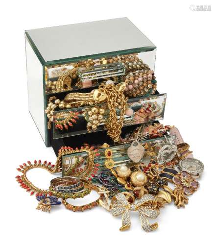 A quantity of costume jewellery, including: a Tiffany chain link bracelet; two green cord set