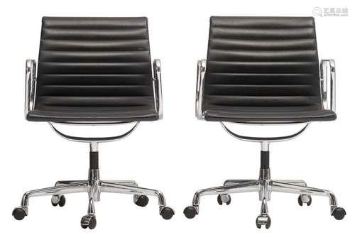 A pair of black leather upholstered aluminium grou…