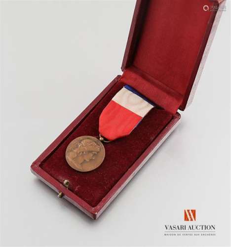 France - Ministry of War - Medal of Honour for Labour, bronze, awarded 1966, tricolour ribbon, BE-TBE