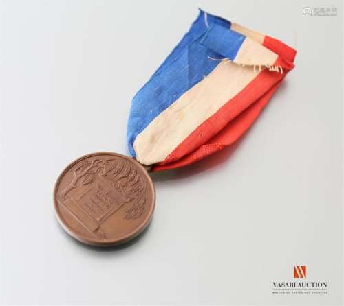 To our brothers who succumbed, memories and regrets, Paris recovered its liberties by a noble revenge, honor to its inhabitants! 27-28-29-30 July 1830, commemorative medal 36 mm, patinated bronze, smooth edge, original trico-coloured ribbon, APC-SUP