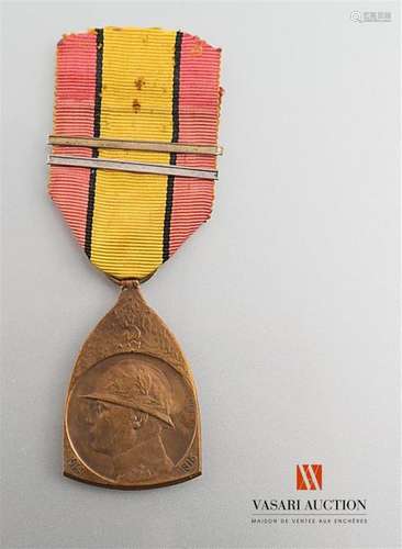 Belgium - Commemorative medal of the 14-18 war, ribbon with two clasps, worn ribbon, insulated, minor wear, BE