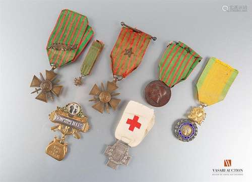 France: military medal, IIIrd republic, BE, war cross 1914-1916, one palm TBE, war cross 1914-1917, one star ribbon broken, war cross in reduction 1914-1918, Italian medal 1915-1918 per l'unita d'Italia, ribbon not in conformity, medal of the French society of help to the wounded military SBM 1914-1919, print signed Becker, good for girls, TBE, 7 pieces