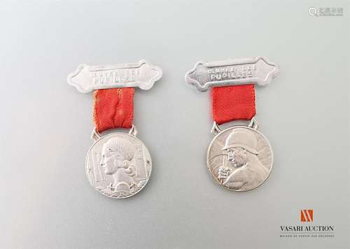 Work of the pupils of the French fire brigades, commemorative medal 25 mm, one obverse with Mariane and RF profile, the other with a helmet profile, 2 pieces, TBE