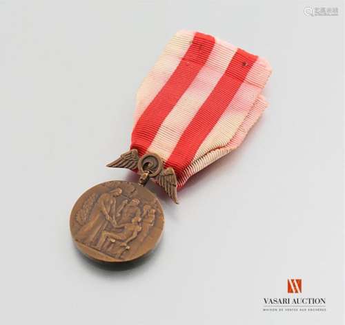 Medal for the mutual protection of the agents of the railways of France and the colonies, awarded 1938, 29,5 mm, bronze, engraved by J.Holy, insulated ribbon, BE