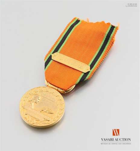 Medal of the National Society for the Encouragement of Good, 30.5 mm, gold echelon, S.N.E.B. clasp on ribbon, BE