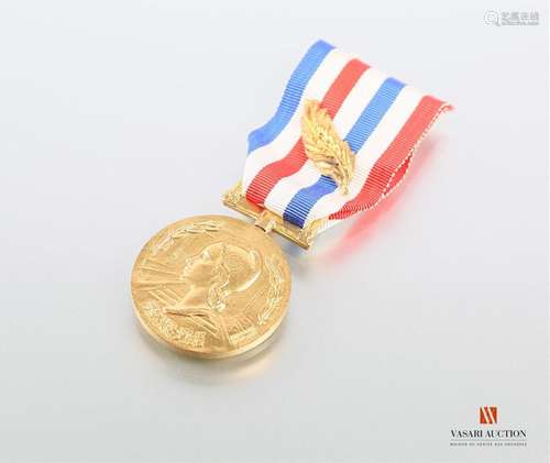 Medal of honour of the railways, gold echelon, Diameter 35 mm, engraved by C.BUTEZ 1978, tricolour ribbon with palm. APC