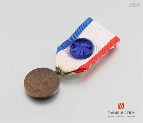 National Federation of Decorated of the Medal of Honour of Labour of France and of the French Union, fame proclaims merit, 27 mm, rosette ribbon, BE
