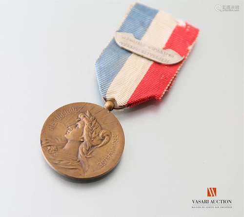 Medal of honour, courage and devotion, bronze, 35 mm, engraved by S.Kinsburger, ribbon with silver clasp 