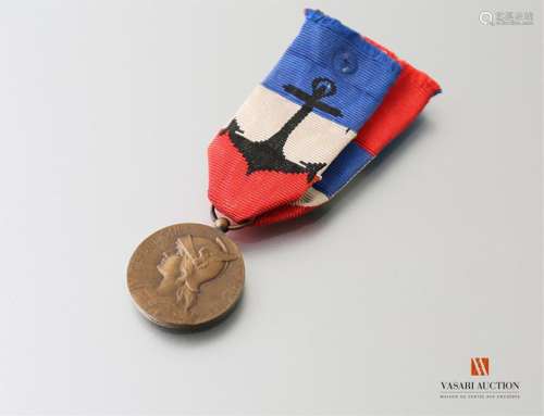 France: French Navy: medal of honour, bronze 26 mm, awarded to a female staff member in 1933, tricolour ribbon with black anchor, insulated ribbon, BE