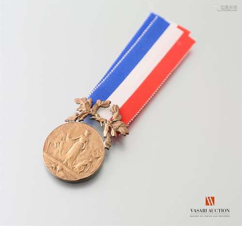 Ministry of the Interior, devotion medal, bronze, 27 mm, wear, engraved/striped lapel, tricolour ribbon, ABE