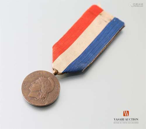 French Remembrance - Commemorative Devotion Medal, bronze, 27 mm, awarded 1921, worn tricolour ribbon, ABE-BE