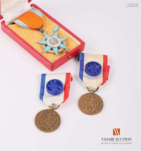 Lot comprising three pieces: Order of Social Merit, knight's insignia, a damaged branch, enamel to be refixed, ABE - Medals of Honour of the National Federation of Decorated Workers of France and the French Union, BE