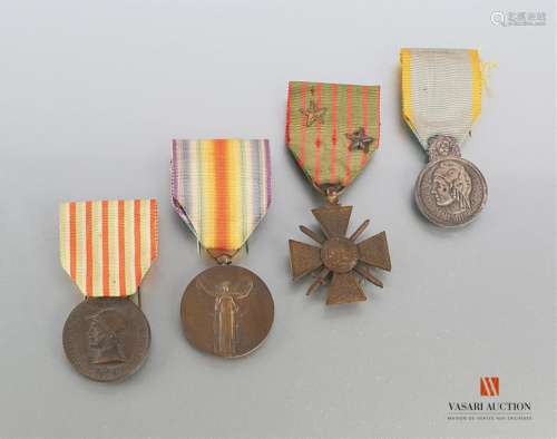 Orders and decorations : - war cross 1914-1917, insulated ribbon with two bronze stars, ribbon wear, BE, - war medal for the unity of Italy 1915-1918, slightly insulated ribbon, BE, - commemorative medal of the great war for civilization, called victory medal, Morlon print, 35 mm, insulated ribbon, BE, - youth and sports medal, silver echelon, insulated ribbon, BE, four pieces