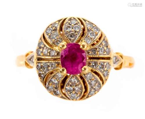 Bague en or centrée d’un rubis de taille ovale dan…