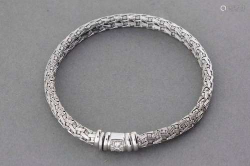 Bracelet en or gris tressé orné d’un motif serti d…