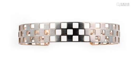 CHARLET Bracelet rigide ajouré en or gris figurant…