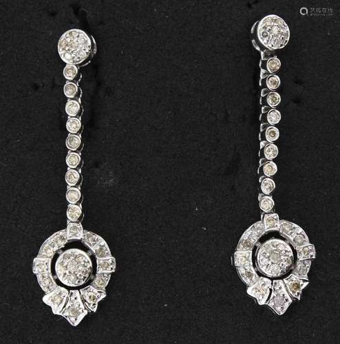 Paire de boucles d’oreilles en or ornées de lignes…