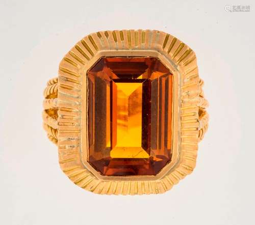 Bague en or centrée d’une citrine de taille émerau…