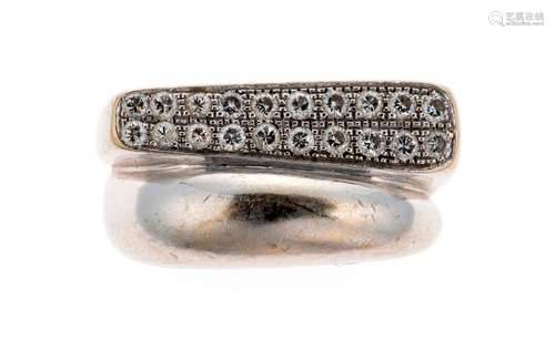 Bague couture en or gris figurant un jonc surmonté…