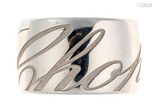 CHOPARD Bague “Chopardissimo” en or gris gravée “C…