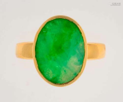 Bague en or centrée d’un cabochon de jade Poids br…