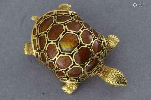 Broche “Tortue” en or émaillé Poids brut : 9,2 g