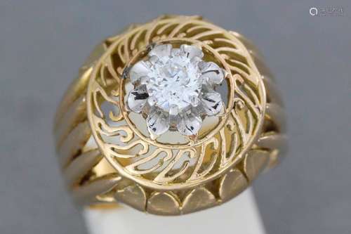 Bague 1950 en or sertie de diamants dont le centre…