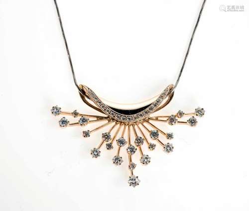 Collier en or gris 14 Kt avec pendentif orné de br…