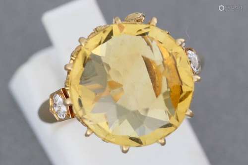 Bague en or ornée d’une citrine épaulée de diamant…