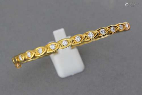 Bracelet rigide ouvrant en or orné de motifs serti…