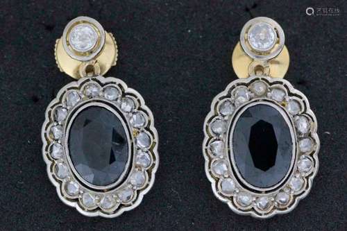 Paire de boucles d’oreilles en or ornées de saphir…