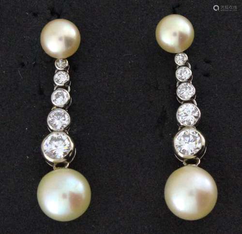 Paire de boucles d’oreilles en or et platine ornée…