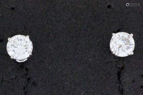 Paire de puces d’oreilles en or serties de diamant…