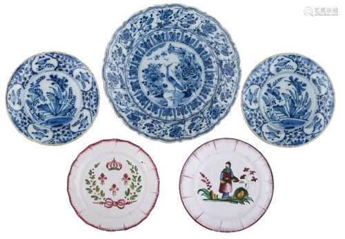 A blue and white Delftware charger with a scallope…