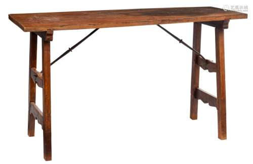 A Spanish chestnut trestle table, 18th/19thC, H 85…