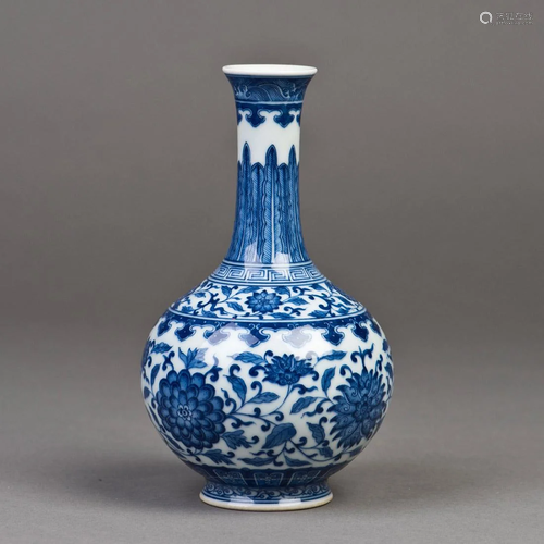 A Chinese blue and white porcelain long-neck…