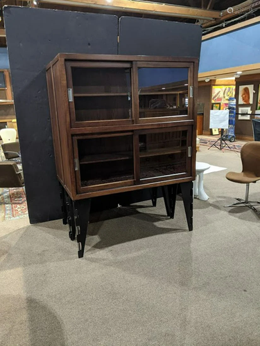 A Moderne oak tiered vitrine