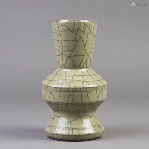 A Chinese Ge-style crackle-galzed Porcelain