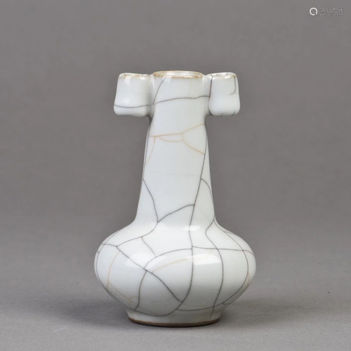 A rare Ge-style glazed arrow Vase