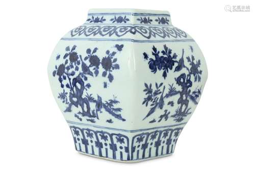 A CHINESE BLUE AND WHITE 'BIRDS AND FLOWERS' JAR.